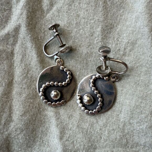 Paul Miller Mid-century Modern Sterling Silver Screw back Earrings - Picture 4 of 9